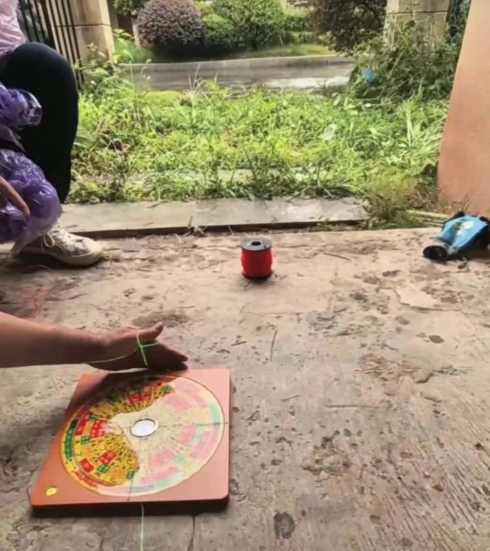 羅盤置於地面，拉線定出座向